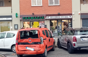 Axa Malafede, bus si schianta contro auto in sosta: feriti e ambulanze sul posto (VIDEO) 1