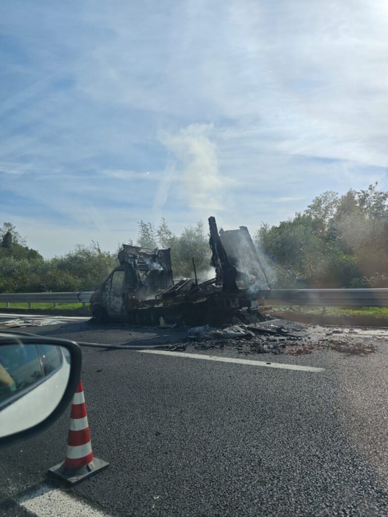 Roma, camion in fiamme sull'A24: traffico paralizzato 2