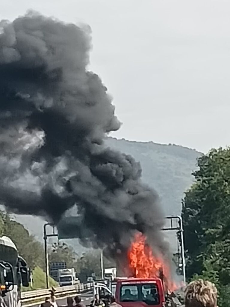 Roma, camion in fiamme sull'A24: traffico paralizzato 1