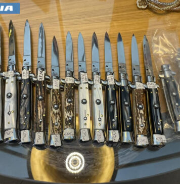 Controlli della polizia nei negozi di rivendita dei coltelli
