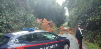 Ceri, crollano massi da costone lungo lo strada: chiusura al traffico