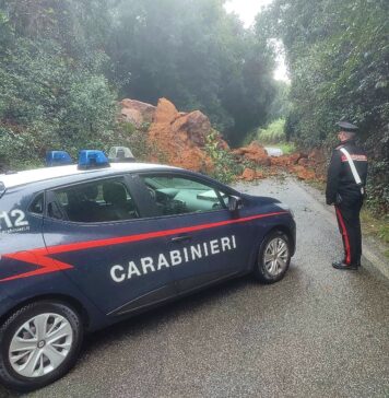 Ceri, crollano massi da costone lungo lo strada: chiusura al traffico