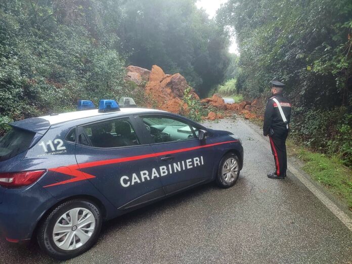 Ceri, crollano massi da costone lungo lo strada: chiusura al traffico