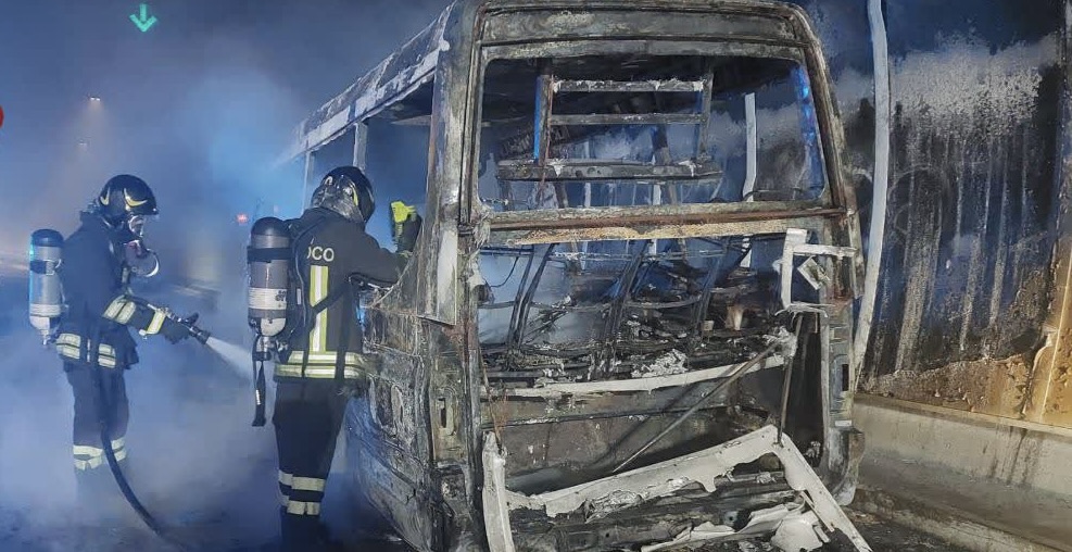 Roma, Galleria Giovanni XXIII chiusa per un incendio: fumo nero e traffico in tilt 1