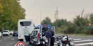 Via Ostiense, incidente tra bus e auto: donna ferita, è in codice rosso