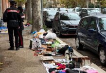 Mercatino abusivo di Ostia, blitz dei Carabinieri: strada liberata da teli e cianfrusaglie