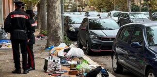 Mercatino abusivo di Ostia, blitz dei Carabinieri: strada liberata da teli e cianfrusaglie