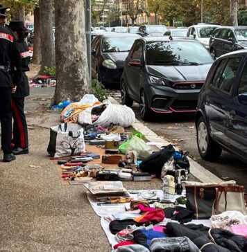 Mercatino abusivo di Ostia, blitz dei Carabinieri: strada liberata da teli e cianfrusaglie