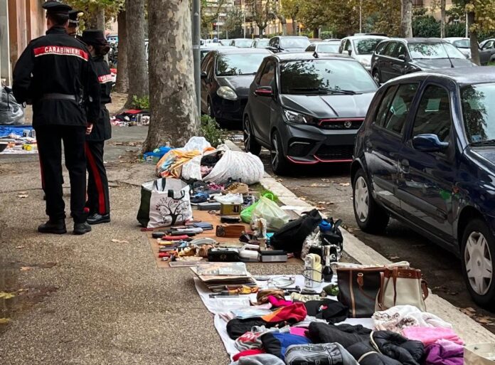 Mercatino abusivo di Ostia, blitz dei Carabinieri: strada liberata da teli e cianfrusaglie