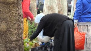 Cianfrusaglie e indumenti gettati tra i rifiuti poi finiti nel mercatino abusivo 