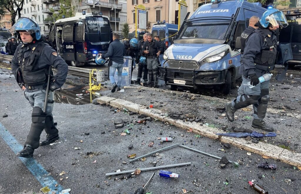 Manifestazione a Roma, feriti negli scontri tra forze dell’ordine e manifestanti: la polizia risponde con lacrimogeni e idranti 1