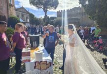 Sposa festeggia il matrimonio alla Sagra del Cappelletto di Ostia Antica