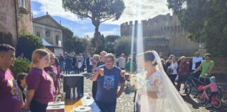 Sposa festeggia il matrimonio alla Sagra del Cappelletto di Ostia Antica