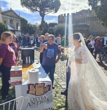 Sposa festeggia il matrimonio alla Sagra del Cappelletto di Ostia Antica