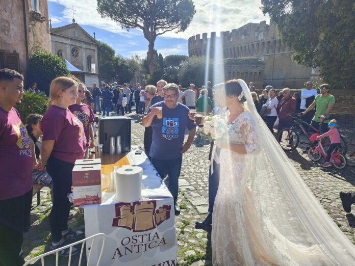 Sposa festeggia il matrimonio alla Sagra del Cappelletto di Ostia Antica