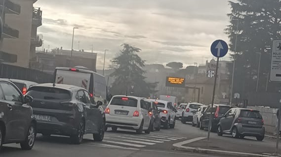 Roma, Galleria Giovanni XXIII chiusa per un incendio: fumo nero e traffico in tilt 3