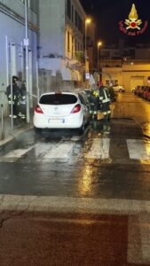 Notte di fuoco a Civitavecchia: bruciano auto e portoni degli stabili