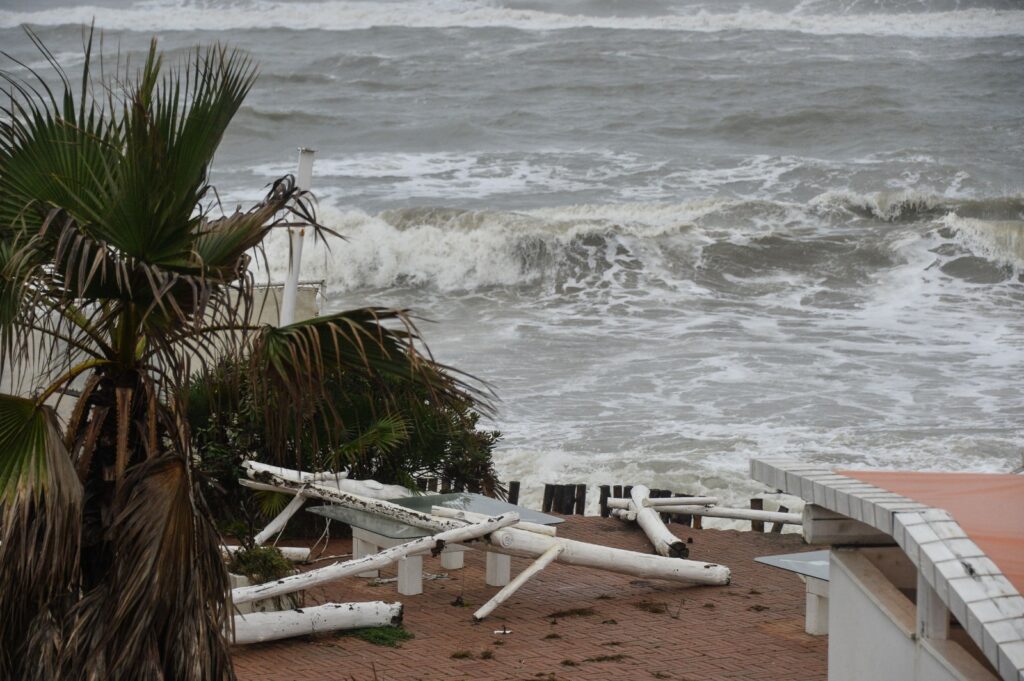 Furiosa mareggiata a Ostia: cabine crollate e timori per la stabilità della Rotonda (VIDEO) 3