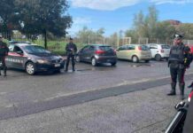 Ostia, in auto con manganello telescopico e droga