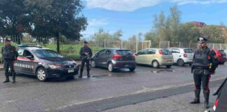 Ostia, in auto con manganello telescopico e droga