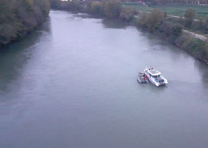 Roma, imbarcazione arenata sul Tevere: salvati gli occupanti 1