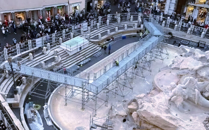 Lavori in corso alla fontana di Trevi