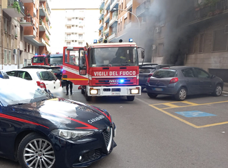 Roma, incendio in un condominio: evacuata palazzina di 8 piani. Soccorsa una donna intossicata 1