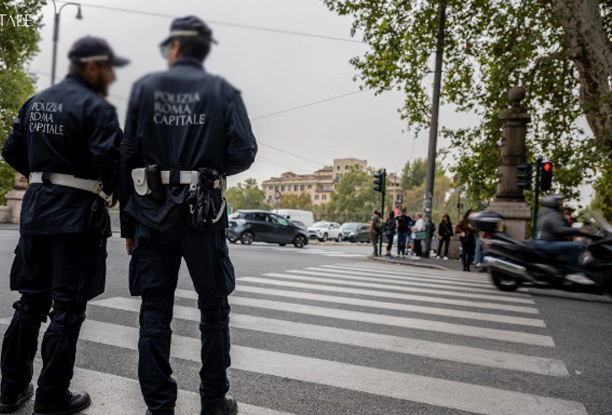 Dramma sfiorato sul Lungotevere: vigili urbani salvano una donna che si stava gettando nel vuoto 1