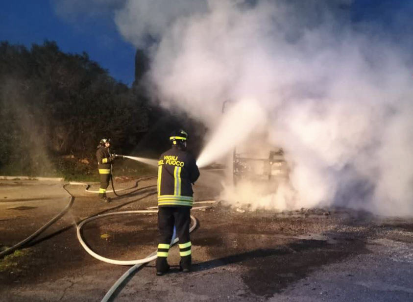 Paura allo Sheraton Golf: pullman turistico prende fuoco nel parcheggio e coinvolge un'altra vettura 1