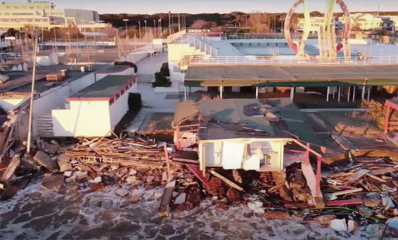 A Ostia le mareggiate devastano lo Shilling. Acqua a ridosso del trampolino del Kursaal (VIDEO) 1