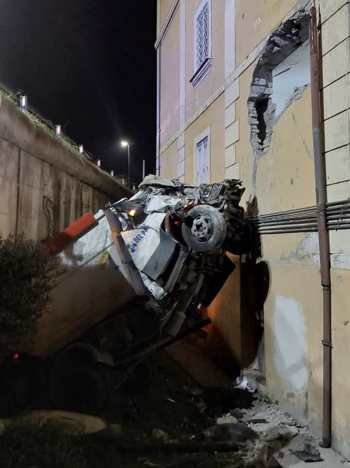 Roma, camion Ama finisce fuori strada e piomba su una palazzina: gravi una inquilina e l'autista 2