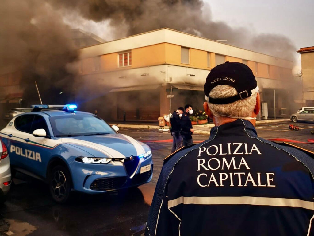 Incendio alla dolciaria: proseguono le operazioni di spegnimento. Chiuse strada e ufficio postale (VIDEO) 2