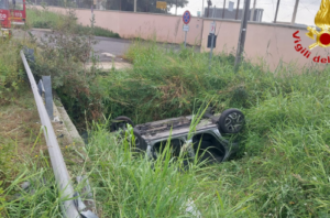 Auto si cappotta sulla via Aurelia e finisce in un fosso, tragedia sfiorata a Santa Marinella 1