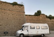 Camper rubato a Ostia Antica: ladri in azione davanti al Castello