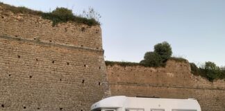 Camper rubato a Ostia Antica: ladri in azione davanti al Castello