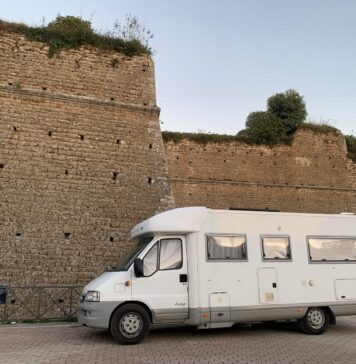 Camper rubato a Ostia Antica: ladri in azione davanti al Castello