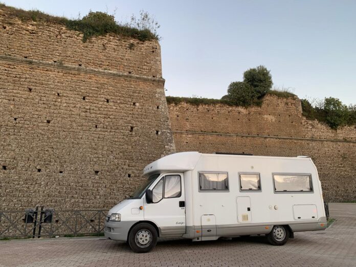 Camper rubato a Ostia Antica: ladri in azione davanti al Castello