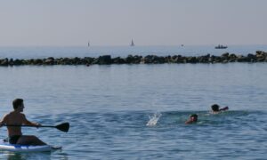 Ognissanti con temperature da record: a Ostia bagni al mare e pranzi all’aperto (VIDEO)