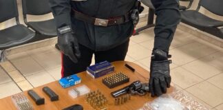 Ostia, nascondeva in casa armi e droga: 50enne arrestato dai carabinieri