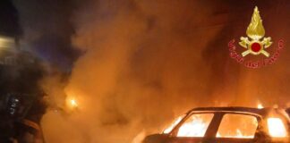 Due auto a fuoco nella notte: incendio a Civitavecchia lambisce le case