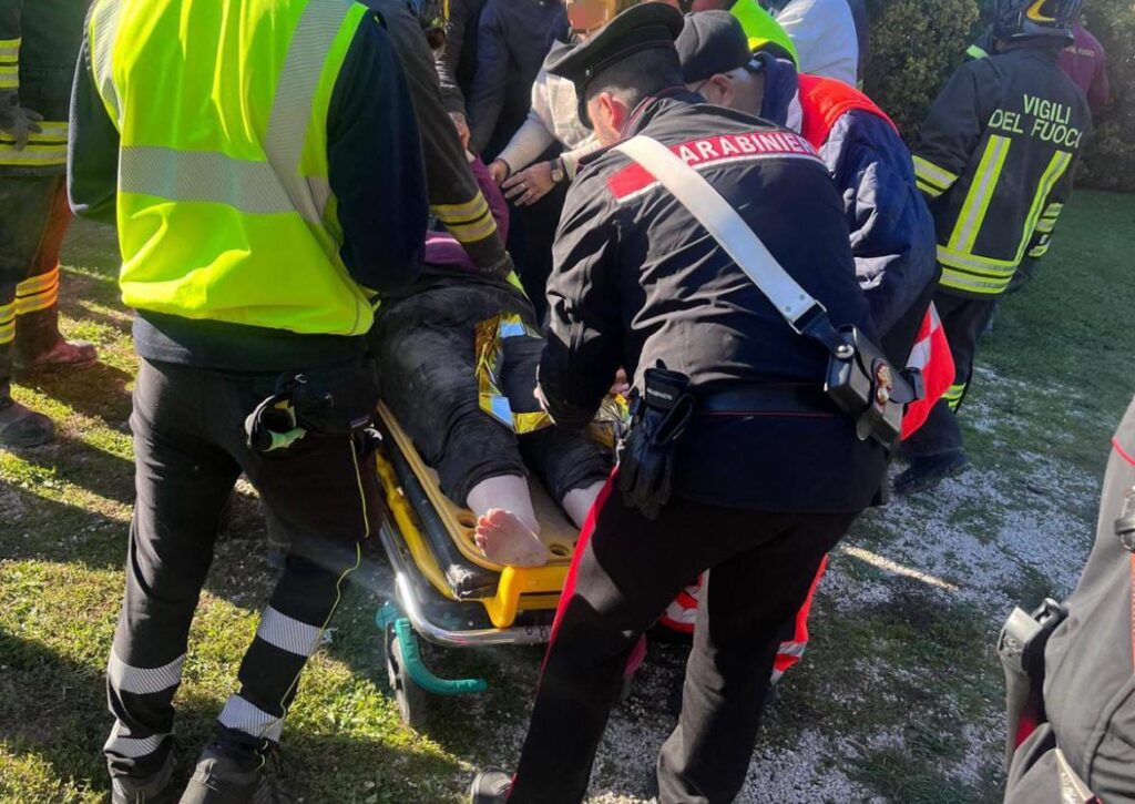 Fiumicino, crolla una villetta: donna intrappolata nelle macerie (VIDEO) 1