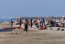 Ognissanti con temperature da record: a Ostia bagni al mare e pranzi all’aperto (VIDEO) - Canaledieci.it