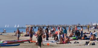 Ognissanti con temperature da record: a Ostia bagni al mare e pranzi all’aperto (VIDEO) - Canaledieci.it