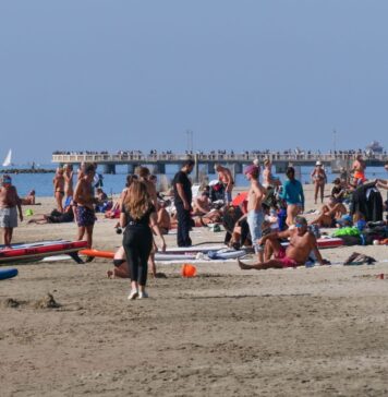 Ognissanti con temperature da record: a Ostia bagni al mare e pranzi all’aperto (VIDEO) - Canaledieci.it