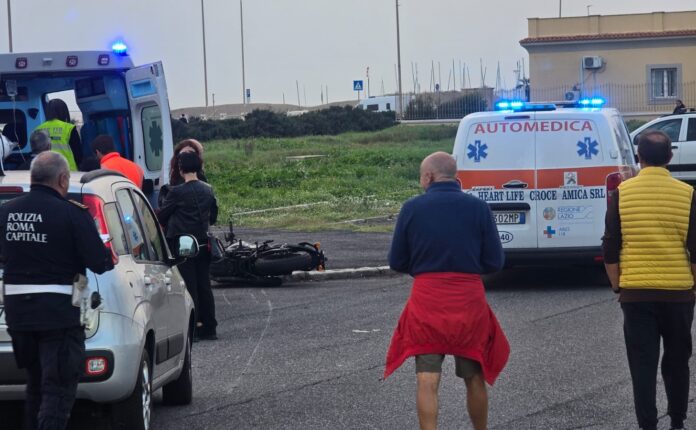 Incidente a Ostia, coinvolta una moto: ragazzo finisce in ospedale