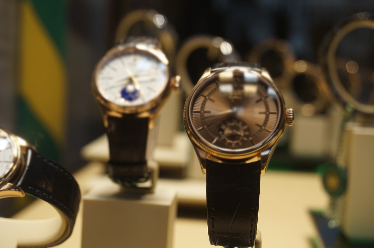 the alarm goes off with the purchase of a watch worth over 10 thousand euros