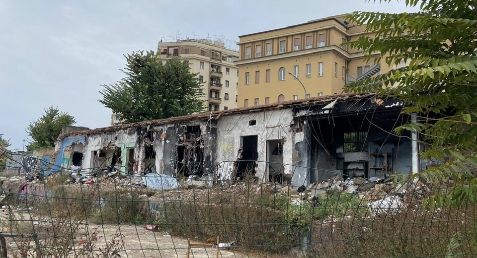 San Giovanni, via le auto degli abusivi dal parcheggio-discarica 2