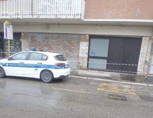 Ostia, cede il marciapiede: donna di 50 anni cade e finisce in ospedale 1