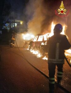 Due auto a fuoco nella notte: incendio a Civitavecchia lambisce le case 1