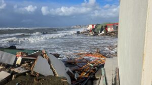 Infuria la mareggiata: nuovi crolli negli stabilimenti di Ostia (VIDEO) 2